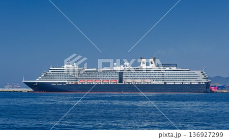 博多港に停泊中のオランダの豪華客船ウエステルダム 136927299