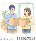 新生活に向けて笑顔で引っ越しの段ボールを運ぶカップル 136927318