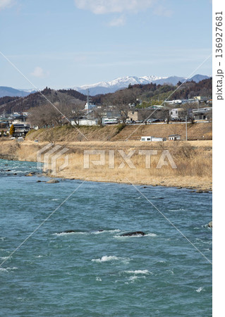 早春の吾妻川 群馬県 早春の吾妻川 群馬県 136927681