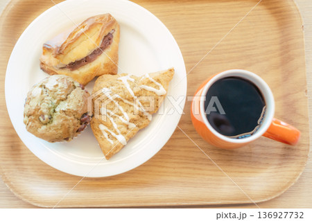 カフェのコーヒーとパンのセット カフェのコーヒーとパンのセット 136927732