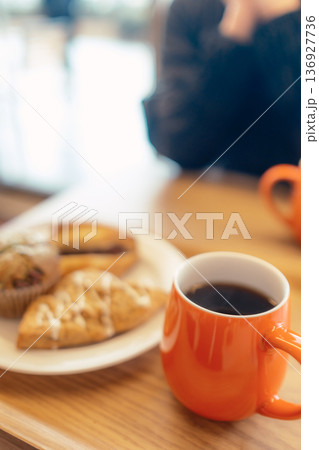 カフェのコーヒーとパンのセット 136927736