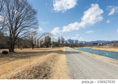 岩井親水公園から見る吾妻川　群馬県東吾妻町 136927830