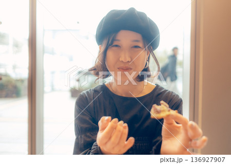 カフェでパンを食べる日本人女性 136927907