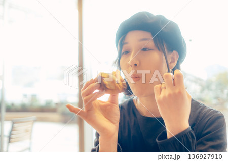 カフェでパンを食べる日本人女性 カフェでパンを食べる日本人女性 136927910