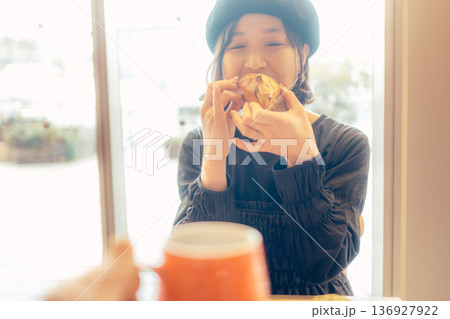 カフェでパンを食べる日本人女性 カフェでパンを食べる日本人女性 136927922