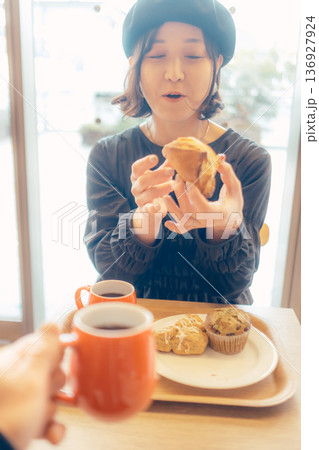 カフェでパンを食べる日本人女性 カフェでパンを食べる日本人女性 136927924
