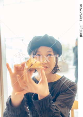 カフェでパンを食べる日本人女性 カフェでパンを食べる日本人女性 136927930
