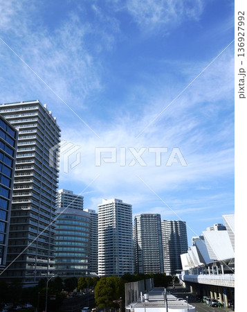 タワーマンションのある都市風景 136927992