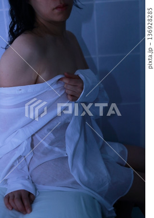 白いシャツを着て座る女性 白いシャツを着て座る女性 136928285