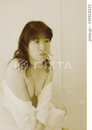白いシャツを着て座る女性 136928320