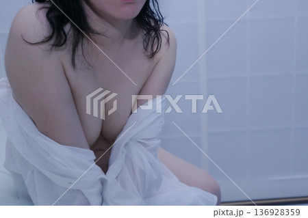 白いシャツを着て座る女性 136928359