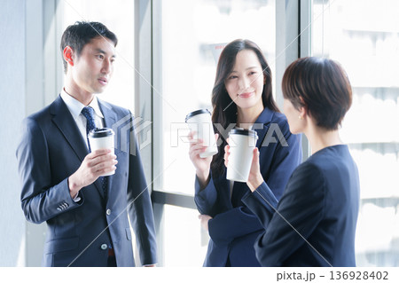 ビジネスパーソン リラックス 休憩 ティータイム ビジネスパーソン リラックス 休憩 ティータイム 136928402