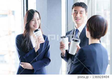 ビジネスパーソン　リラックス　休憩　ティータイム 136928404