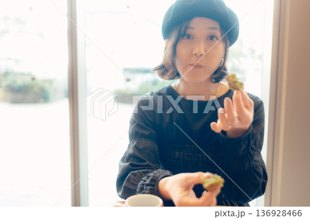 カフェでパンを食べる日本人女性 カフェでパンを食べる日本人女性 136928466