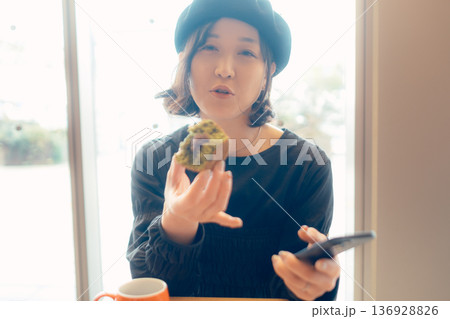 カフェでスイーツを楽しむ大人の女性 カフェでスイーツを楽しむ大人の女性 136928826
