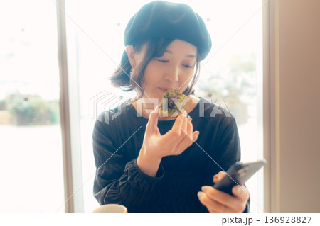 カフェでスイーツを楽しむ大人の女性 カフェでスイーツを楽しむ大人の女性 136928827