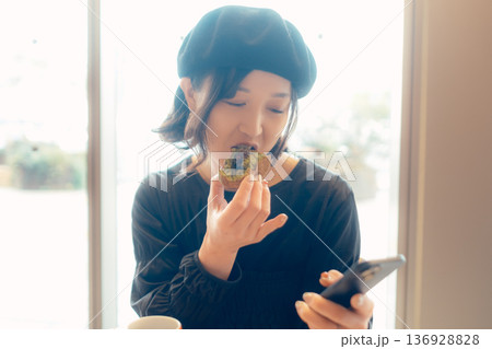 カフェでスイーツを楽しむ大人の女性 カフェでスイーツを楽しむ大人の女性 136928828
