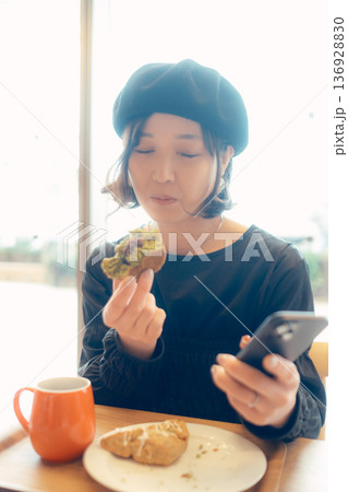 カフェでスイーツを楽しむ大人の女性 カフェでスイーツを楽しむ大人の女性 136928830