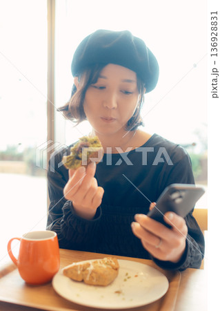カフェでスイーツを楽しむ大人の女性 136928831