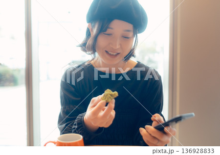 カフェでスイーツを楽しむ大人の女性 カフェでスイーツを楽しむ大人の女性 136928833