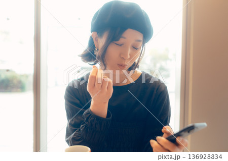 カフェでスイーツを楽しむ大人の女性 136928834