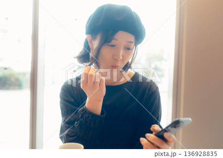 カフェでスイーツを楽しむ大人の女性 カフェでスイーツを楽しむ大人の女性 136928835