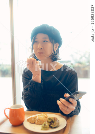カフェでスイーツを楽しむ大人の女性 カフェでスイーツを楽しむ大人の女性 136928837