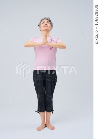 ヨガのポーズをするシニア女性 136928938
