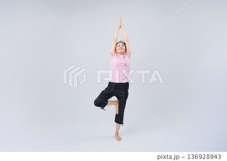 ヨガのポーズをするシニア女性 136928943