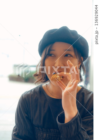 朝食を楽しむ30代女性 136929044