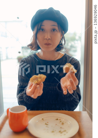 朝食を楽しむ30代女性 136929046