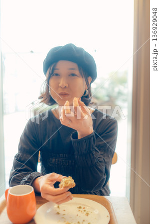 朝食を楽しむ30代女性 136929048