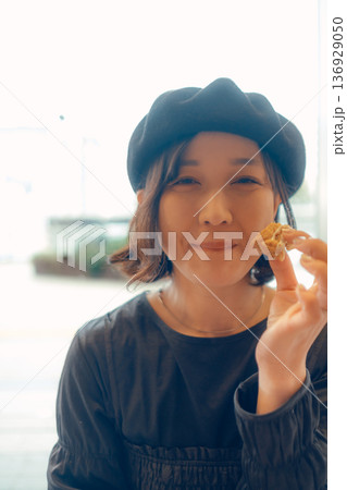 朝食を楽しむ30代女性 136929050