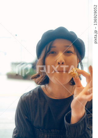 朝食を楽しむ30代女性 136929052