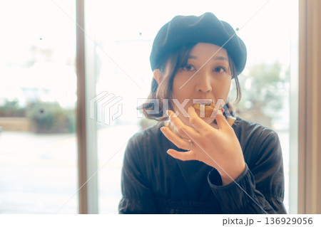 朝食を楽しむ30代女性 朝食を楽しむ30代女性 136929056