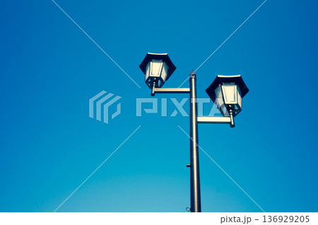 街灯と晴れ渡る空　a-3 暖色寒色強調 136929205