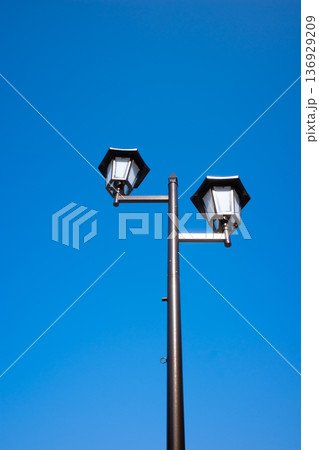 街灯と晴れ渡る空　b-1 136929209