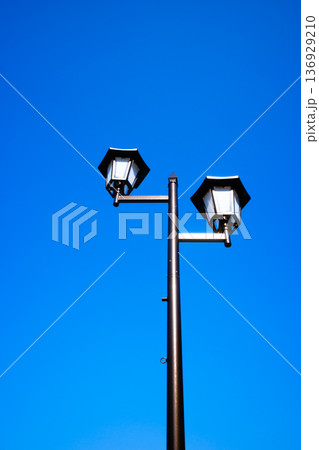 街灯と晴れ渡る空　b-2 高彩度コントラスト 136929210