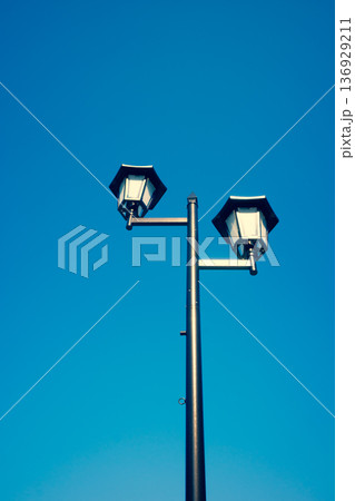 街灯と晴れ渡る空　b-3 暖色寒色強調 136929211