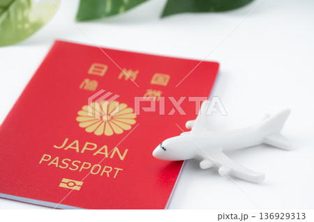 赤い日本のパスポートと飛行機のミニチュア 136929313