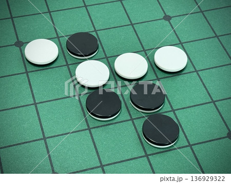 オセロ盤と石 136929322