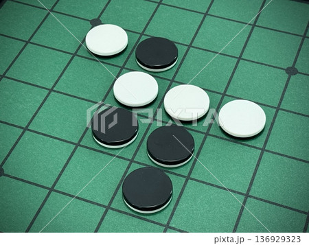 オセロ盤と石 136929323