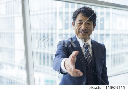 握手をするビジネスマン 136929336