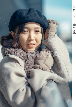 冬の街並みを眺める女性 136929350