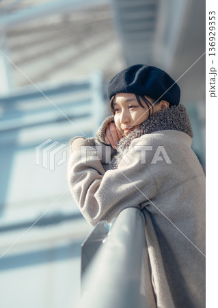 冬の街並みを眺める女性 冬の街並みを眺める女性 136929353