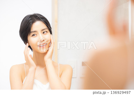 若い女性のスキンケア 若い女性のスキンケア 136929497