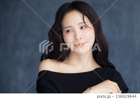 振り向く女性 136929644