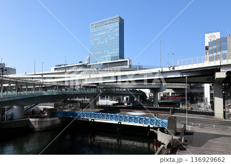 JR横浜タワーと金港橋の風景 136929662