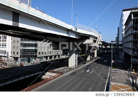 高速神奈川1号横羽線と国道15号線の風景 136929663