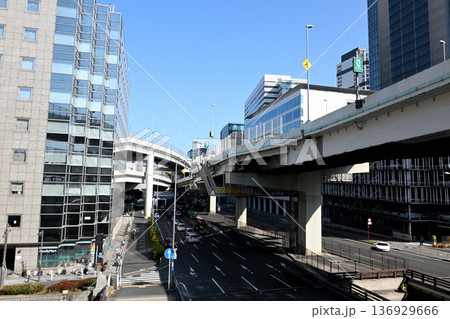高速神奈川1号横羽線と国道15号線の風景 136929666